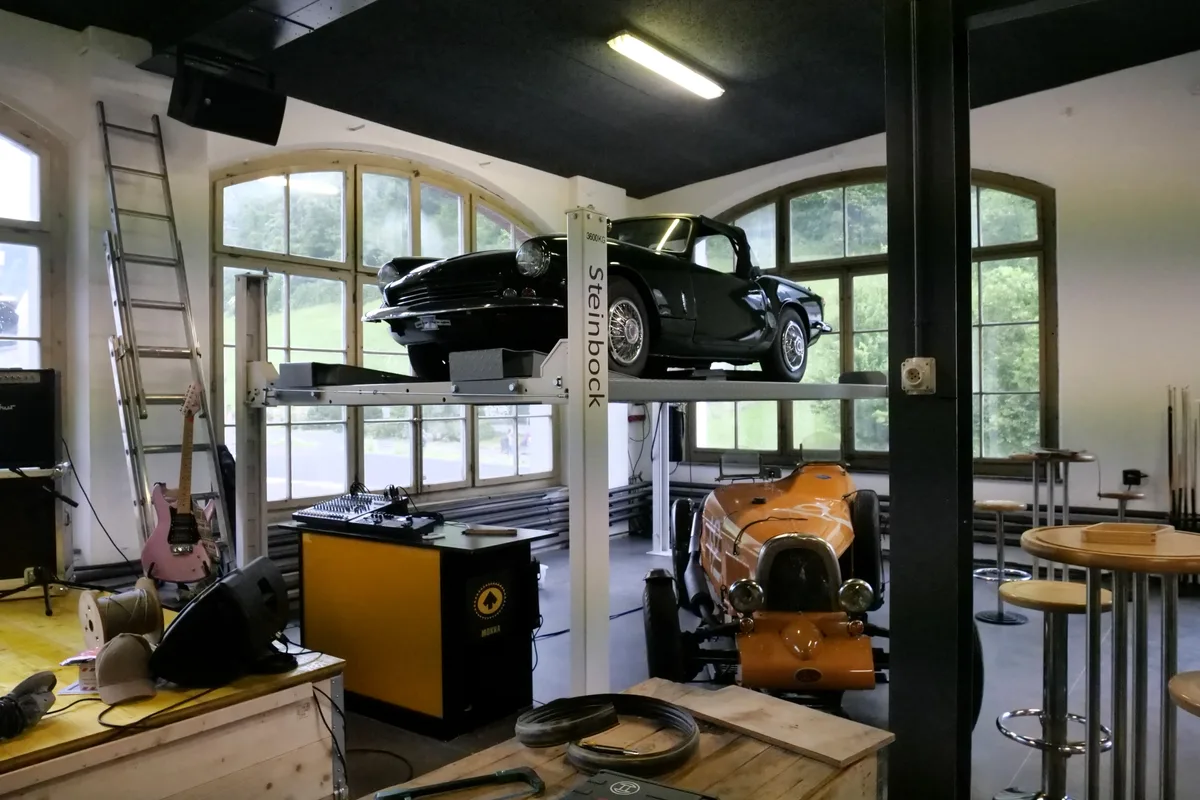 zwei alte Autos